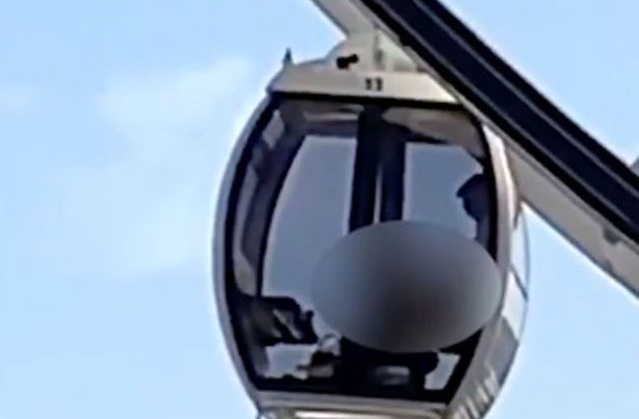 Cặp đôi diễn cảnh nóng trên đu quay bằng kính trong suốt