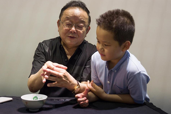 'Hòa Thân' Vương Cương 71 tuổi khoe cuộc sống vui vẻ bên con 11 tuổi