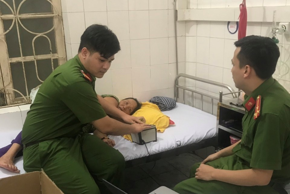 Công an Thanh Hóa vào bệnh viện làm căn cước công dân cho bệnh nhân