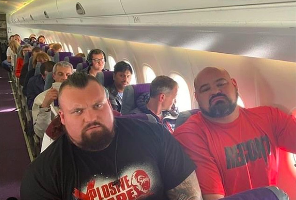 Tình cảnh hài khó đỡ của hai đại lực sĩ đi cùng chuyến bay