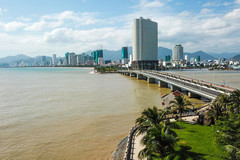 Cao ốc dày đặc, 'bóp nghẹt' phố biển Nha Trang