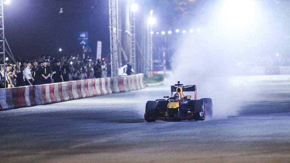 Trải nghiệm tốc độ, âm thanh của những chiếc xe F1 tại Hà Nội