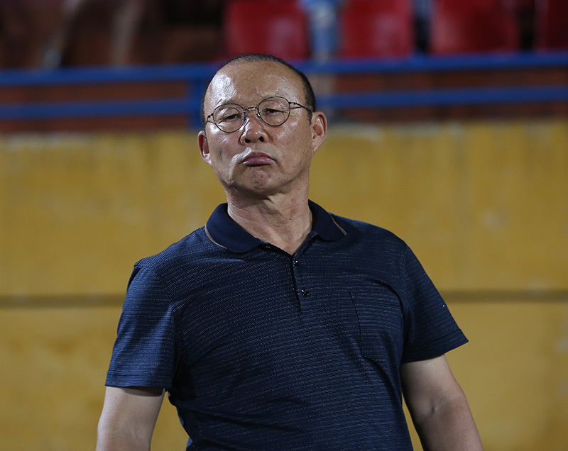 Thầy Park hớt hải tìm học trò trên sân Hàng Đẫy