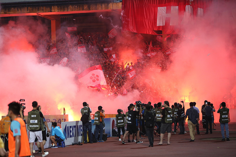 Vòng 6 V-League: CĐV Hải Phòng làm loạn, HAGL lại thua