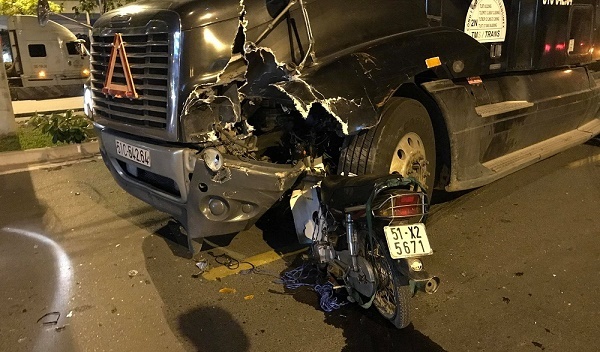 Xe máy ghim chặt vào bánh xe container, thanh niên chết tại chỗ