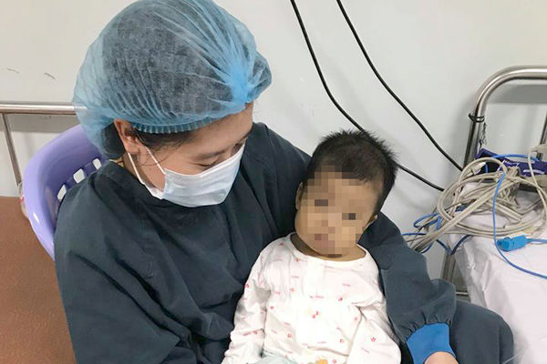 Bé gái nhỏ xíu ở Nam Định hồi sinh nhờ lá gan của bố