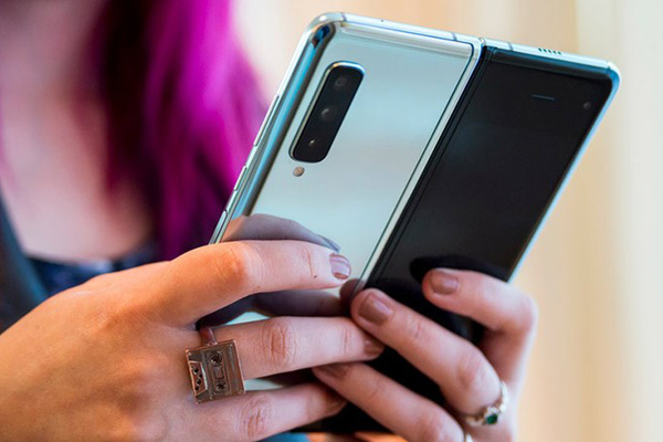 Galaxy Fold hoãn ra mắt sau sự cố chưa dùng đã hỏng