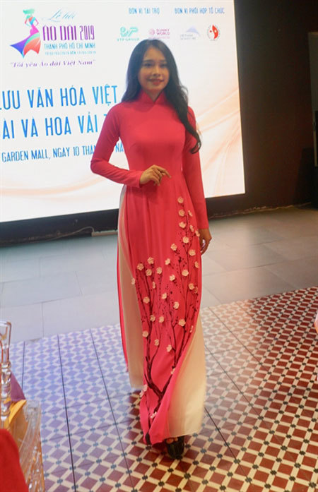 Ao dai gets new look with Japanese tsumami flowers