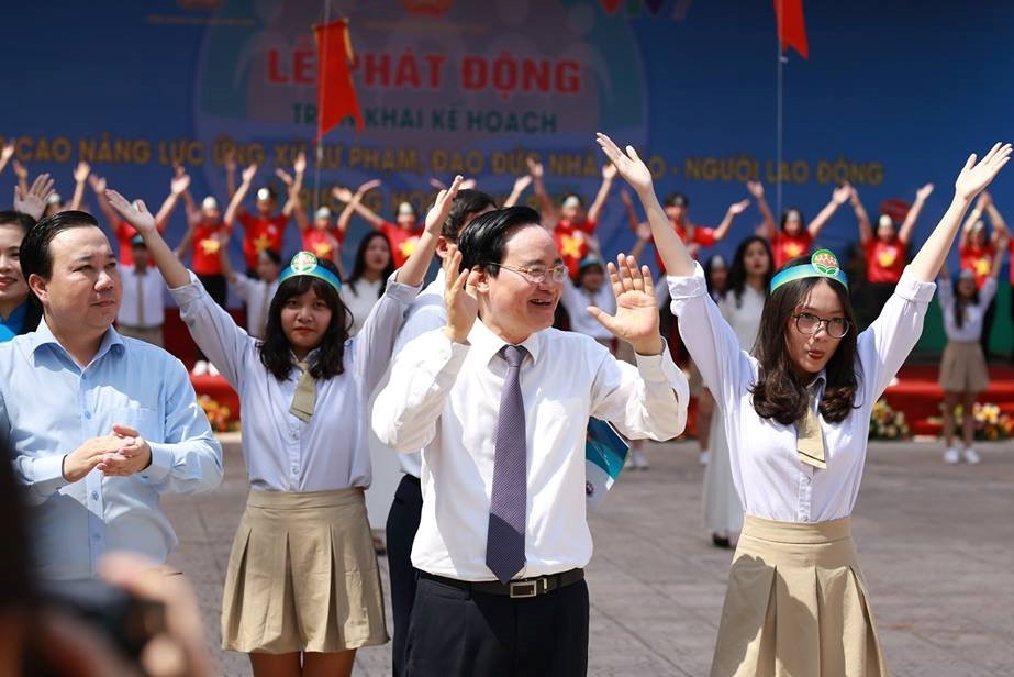 Bộ trưởng Phùng Xuân Nhạ hòa mình vào điệu nhảy flashmob của học sinh