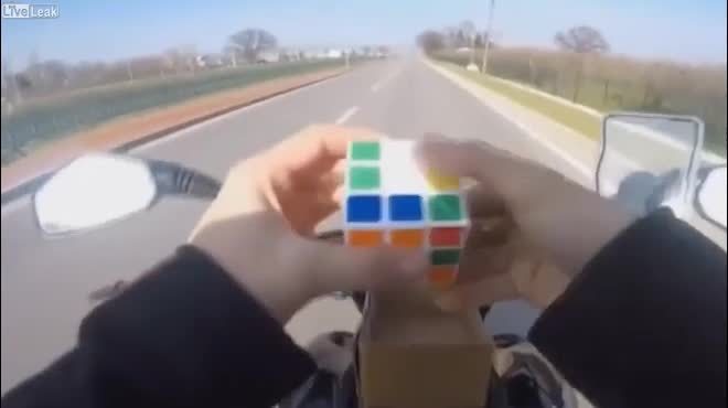 'Đỉnh của đỉnh' là đây: Vừa lái xe máy vừa chơi rubik