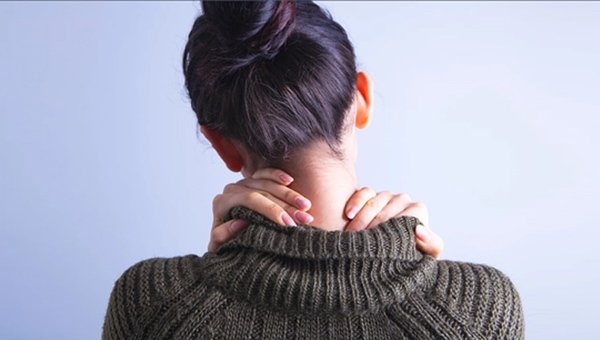 Xoay cổ cho đỡ mỏi, cô gái 23 tuổi đột quỵ, liệt nửa người