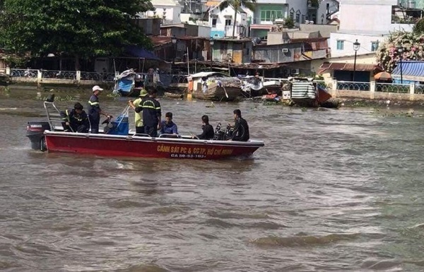 Hàng chục cảnh sát lặn tìm thanh niên vứt xe giữa cầu... để đi ‘chơi’