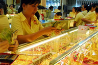 Giá vàng hôm nay 30/4: USD biến động kỷ lục, vàng tụt giảmicon