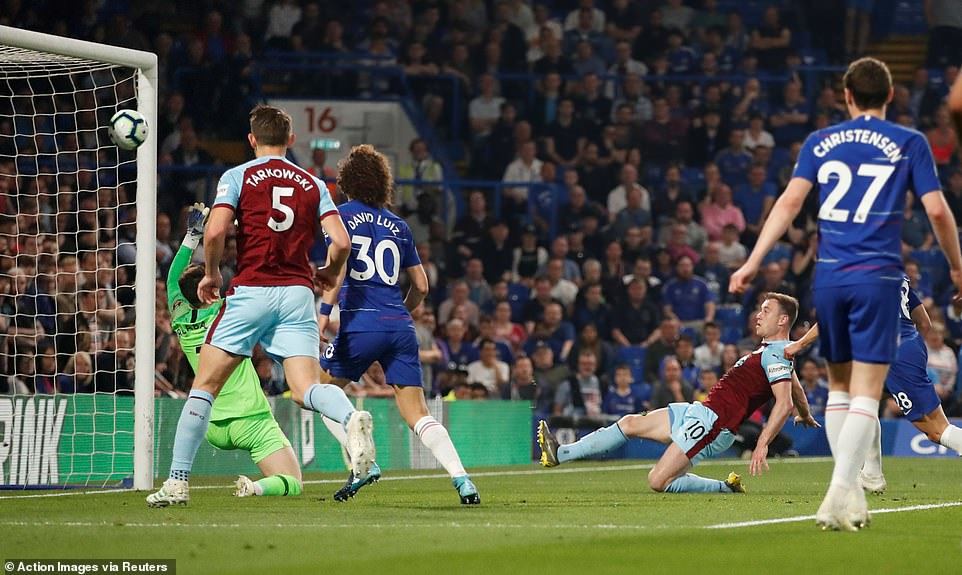 Tuột chiến thắng trước Burnley, Chelsea lỡ cơ hội vào top 3