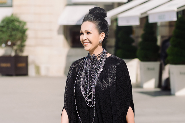 Diễm My mang 7 chiếc túi hàng hiệu giá trăm triệu sang Paris