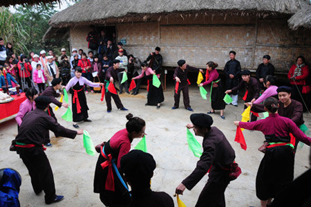 San Chay ethnic people’s dance wows Hanoi audiences