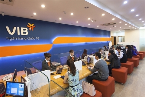 Vietnamese banks offer free services to lure customers