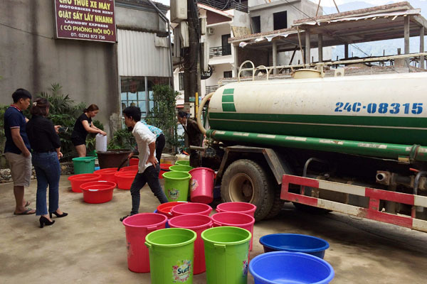 Sa Pa chưa bao giờ khổ thế, đại gia trắng đêm lo tắm rửa cho khách