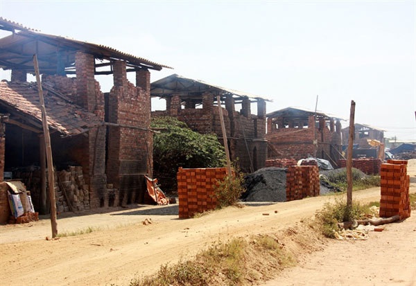 Quang Ngai struggles to eliminate old-style brick kilns