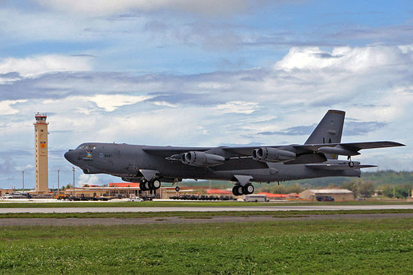 Kinh ngạc máy bay B-52 khởi động động cơ bằng…thuốc nổ