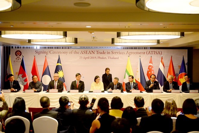 ASEAN economic ministers ink investment, trade pacts