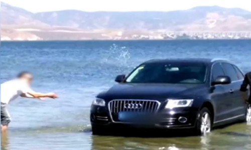 Mang Audi xuống hồ để rửa, tài xế bị phạt tiền nặng