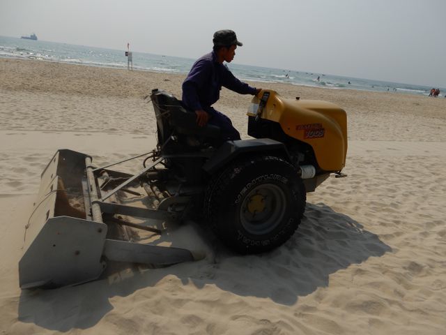 Da Nang cleans beaches before summer holiday