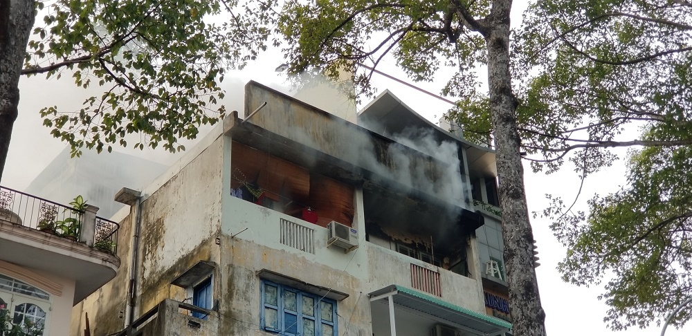 Cháy lớn nhà mặt phố, trung tâm Sài Gòn náo loạn