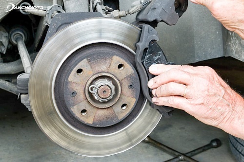 Khi kiểm tra phanh ô tô nhất định không được quên bộ phận này