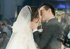 NSND Trung Hiếu nồng nàn hôn vợ 9X trong đám cưới lần 3 tại Hà Nội