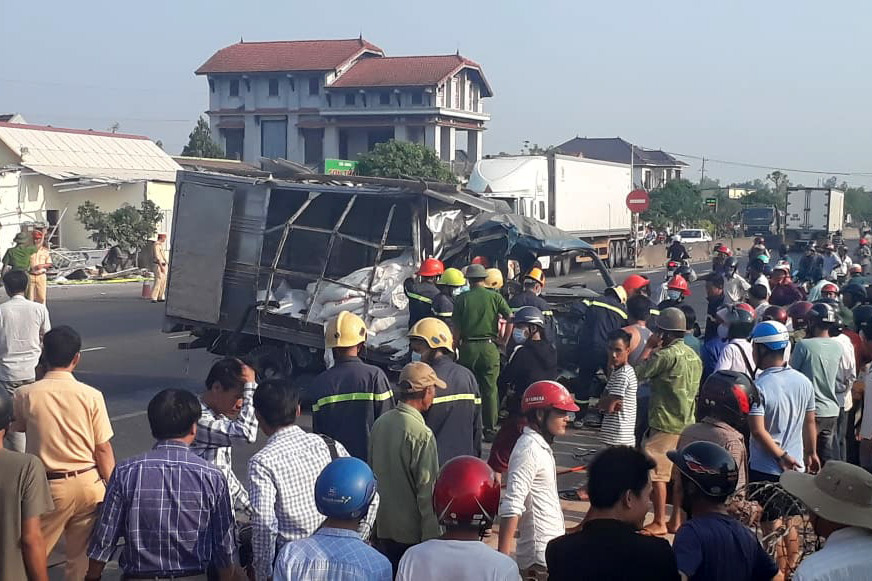 Xe container đâm xe tải rồi tông sập nhà dân, phụ xe chết kẹt trong cabin