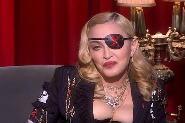 Madonna mặc gợi cảm 'o ép' vòng một bất chấp tuổi 60