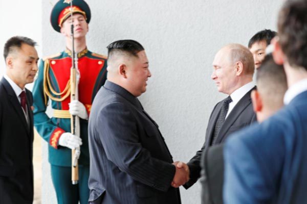 Cái bắt tay lịch sử giữa Tổng thống Putin và Kim Jong Un