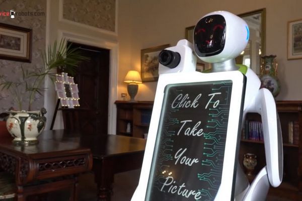 Eva - robot chụp tiệc cưới với khả năng nhận diện khách mời