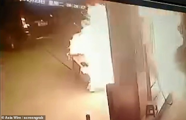 Tài xế ô tô quên rút vòi bơm khiến cả trạm xăng cháy rụi