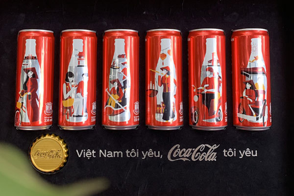 Bộ lon Coca-Cola độc, lạ đốn tim khách Việt