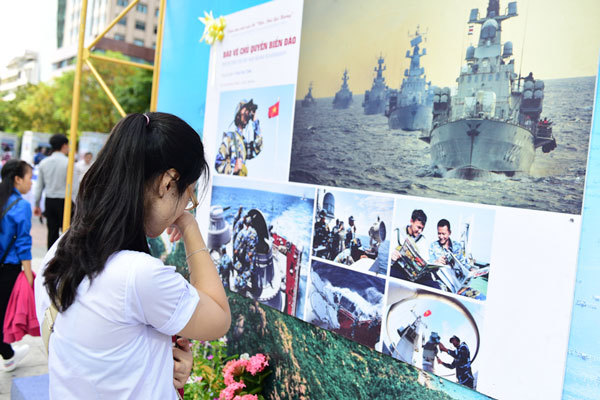 Sinh viên Sài Gòn bật khóc trước hình ảnh chiến sĩ ngoài đảo xa