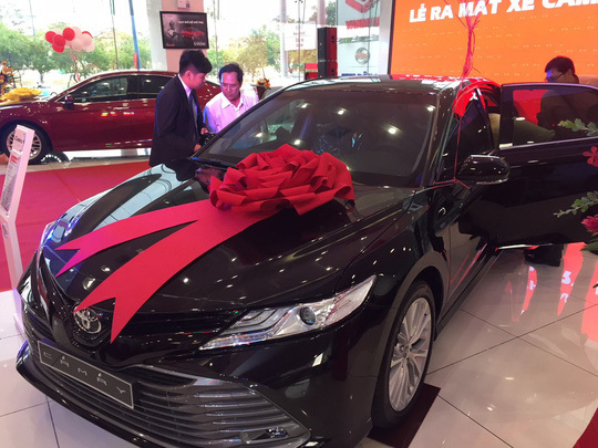 Toyota Camry 2019 vừa ra mắt, đại lý đã tung chiêu 