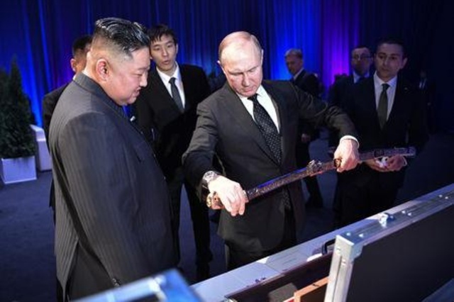 Putin và Kim Jong Un tặng kiếm và đồng xu cho nhau