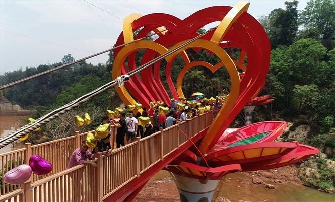 Vietnam’s first 5D-effect glass bridge inaugurated