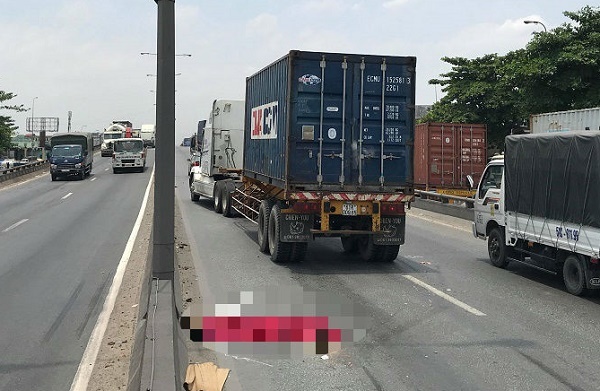 Lao đầu vào xe container, người đàn ông chết thảm