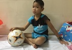 Cậu bé u não mơ trở thành cầu thủ bóng đá giỏi như Quang Hải