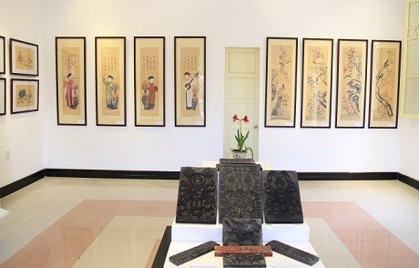 Exhibition spotlights traditional folk paintings