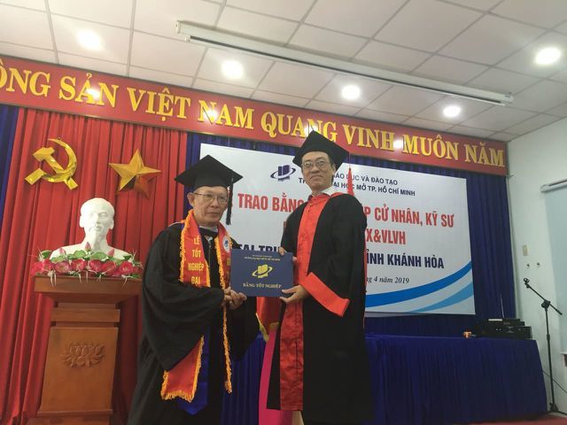 Elderly man awarded excellent bachelor degree