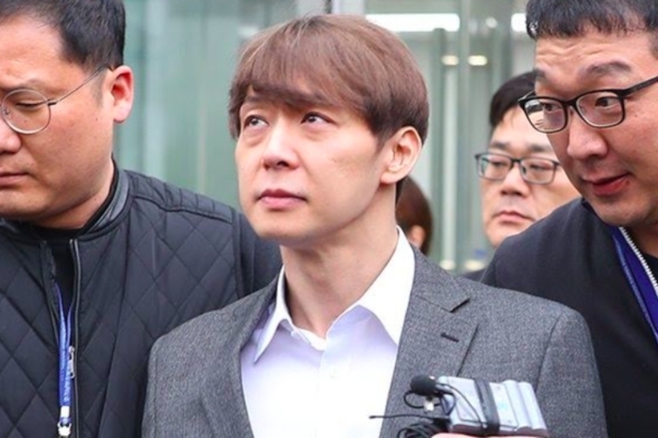 Park Yoochun bị áp giải sau phiên thẩm vấn cáo buộc dùng ma tuý