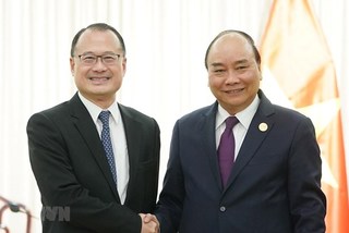 Vietnamese PM meets with representatives from Chinese firms