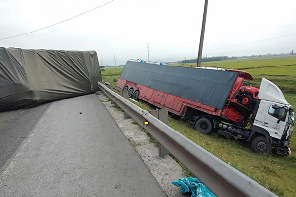 4 ô tô đâm liên hoàn, xe đầu kéo lao xuống ruộng ở đường tránh Vinh