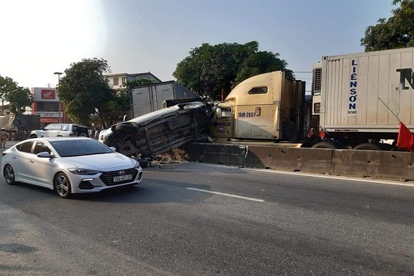 Nguyên nhân xe container đâm dồn toa loạt xe dừng đèn đỏ ở Hà Tĩnh