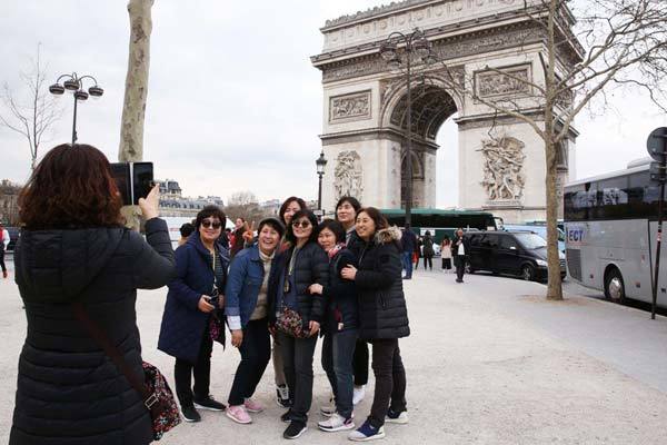Kẻ móc túi quyến rũ ở Paris bị TQ cảnh báo du khách tránh xa