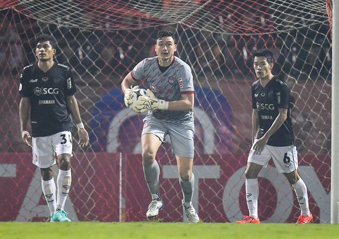 Văn Lâm toả sáng, Muangthong cắt mạch toàn thua